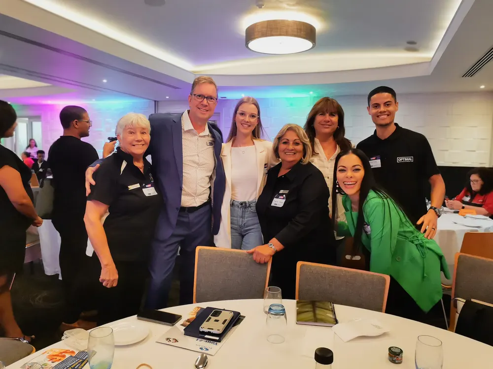 PSI SA members and business partners smiling together at a networking event